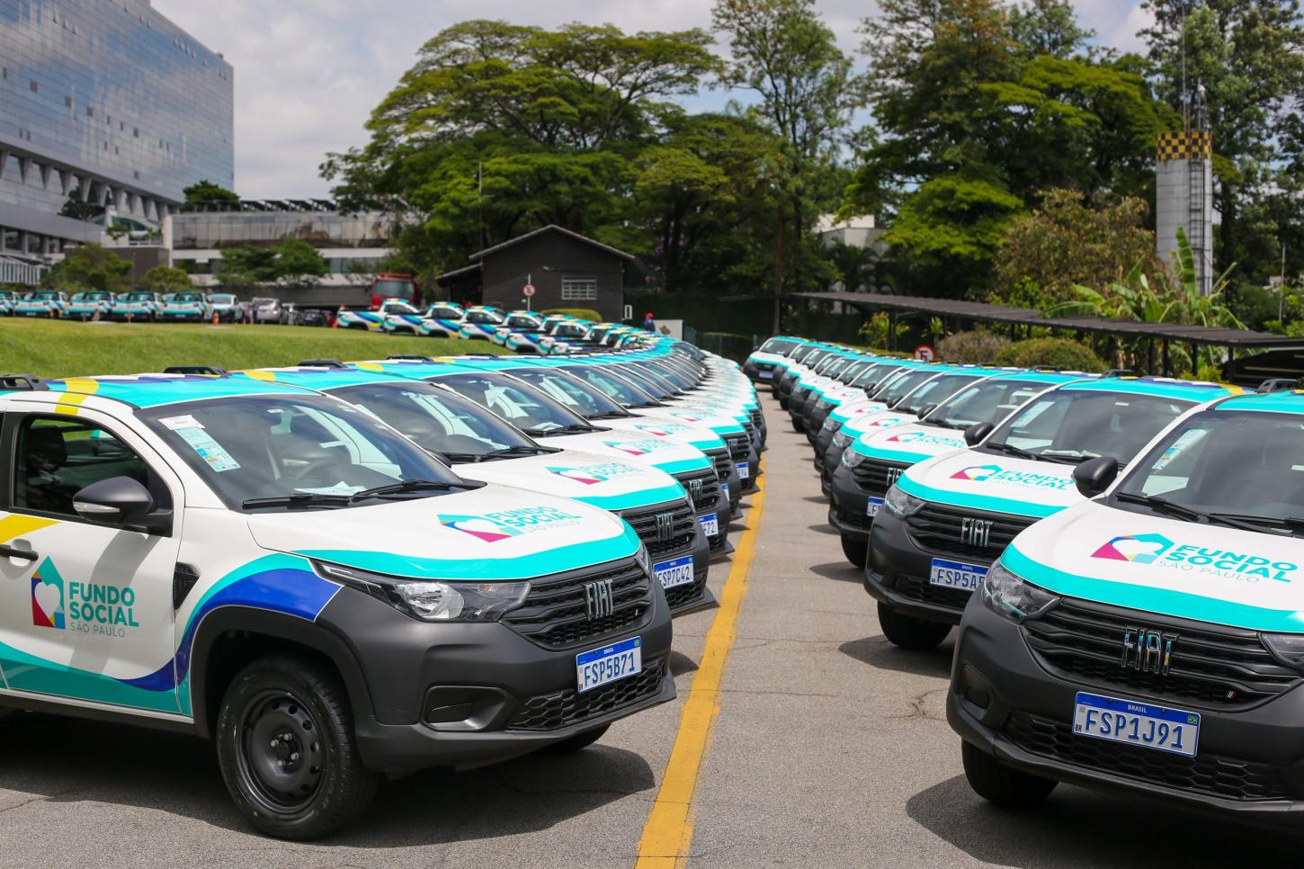 Governo entrega picapes a municípios para fortalecer ações sociais